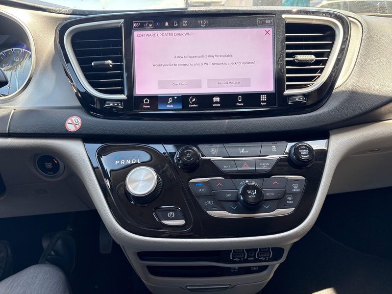 Used 2022 Chrysler Pacifica Touring LImage 15