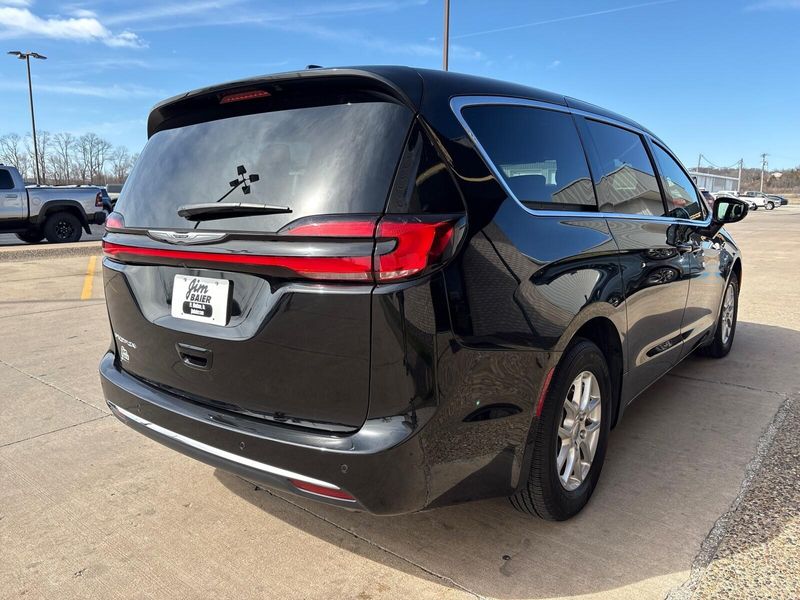 Used 2025 Chrysler Pacifica SelectImage 9