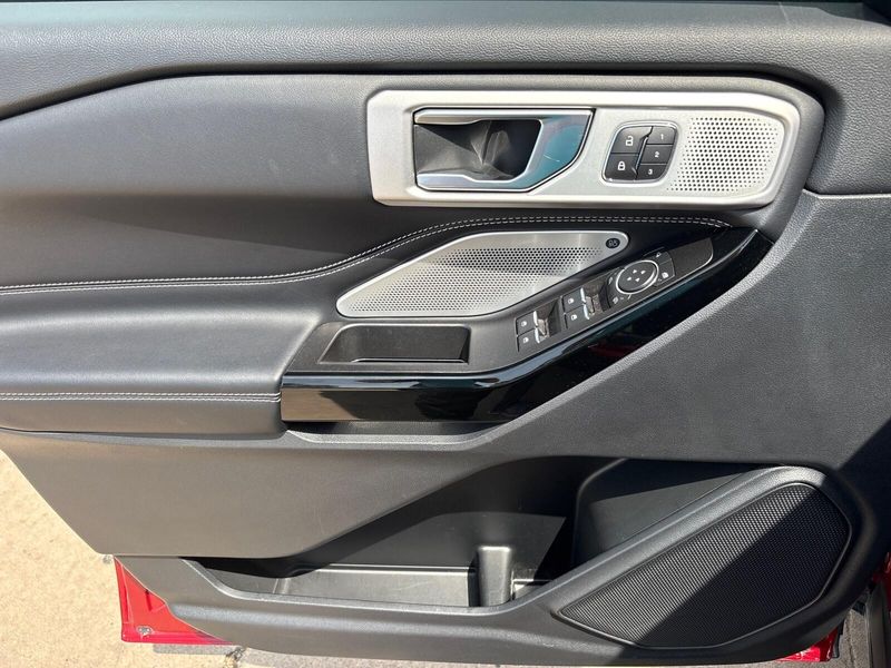 2021 Ford Explorer STImage 16