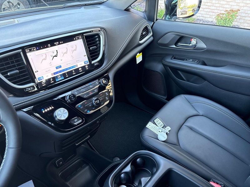 New 2026 Chrysler Pacifica SelectImage 17