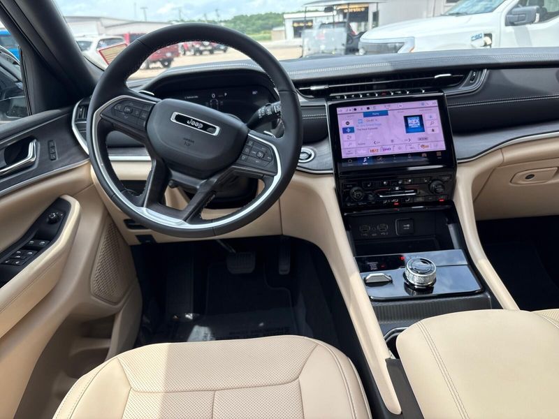 New 2025 Jeep Grand Cherokee L Limited 4x4Image 7