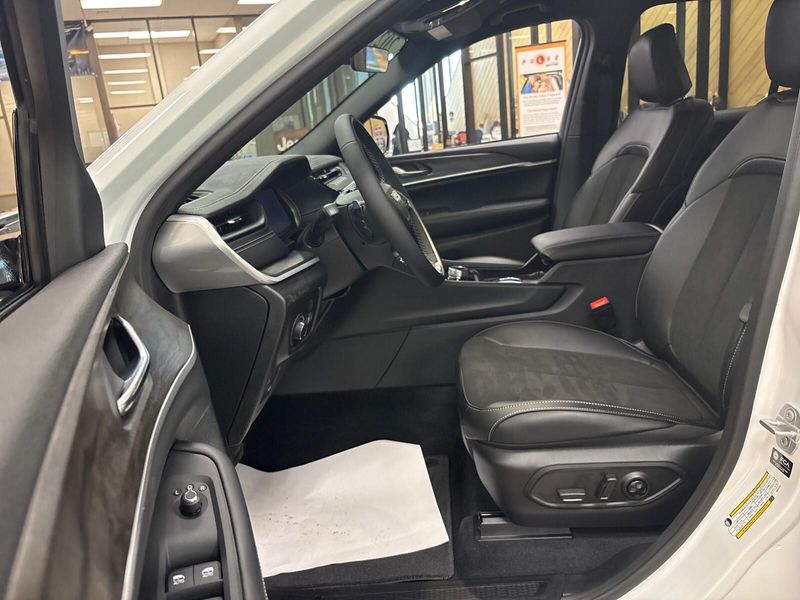 New 2027 Jeep Grand Cherokee Laredo AltitudeImage 3