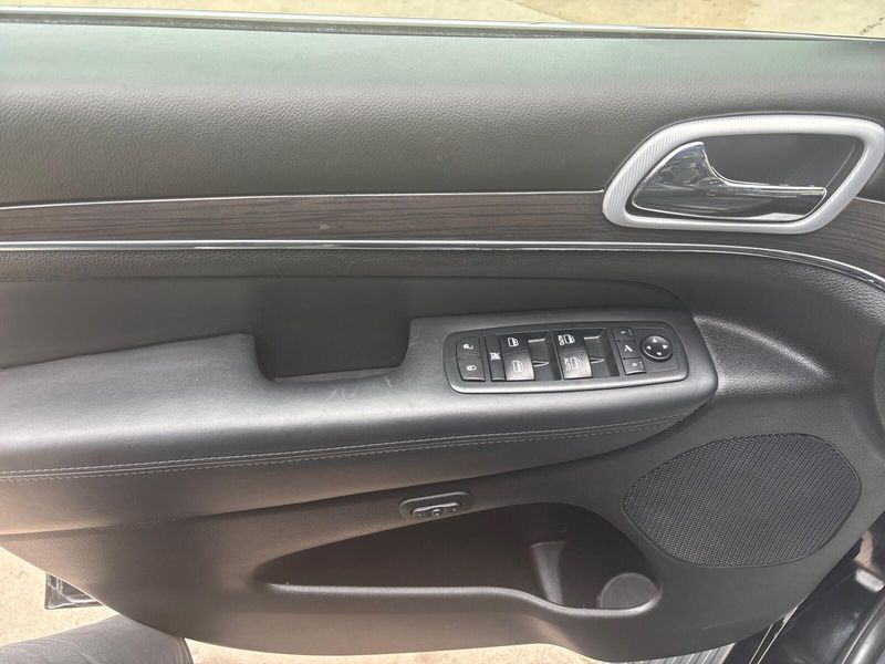 Used 2018 Jeep Grand Cherokee OverlandImage 15