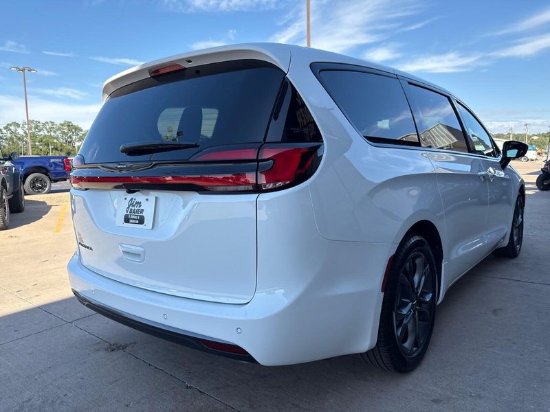 New 2026 Chrysler Pacifica SelectImage 10