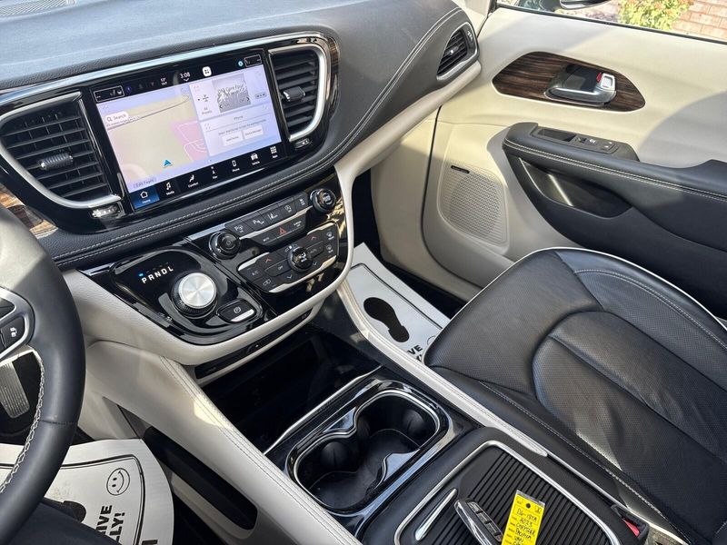 Used 2023 Chrysler Pacifica LimitedImage 19