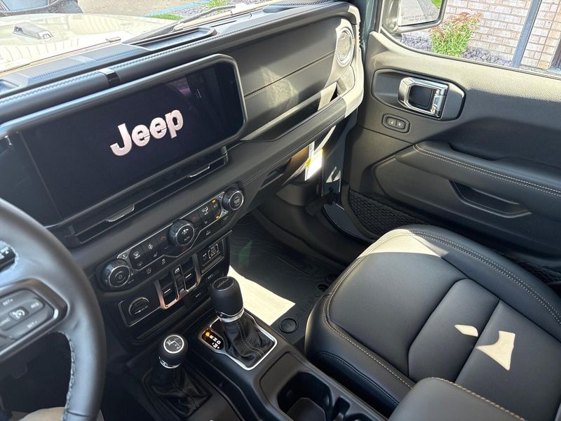 New 2025 Jeep Gladiator High Tide 4x4Image 16