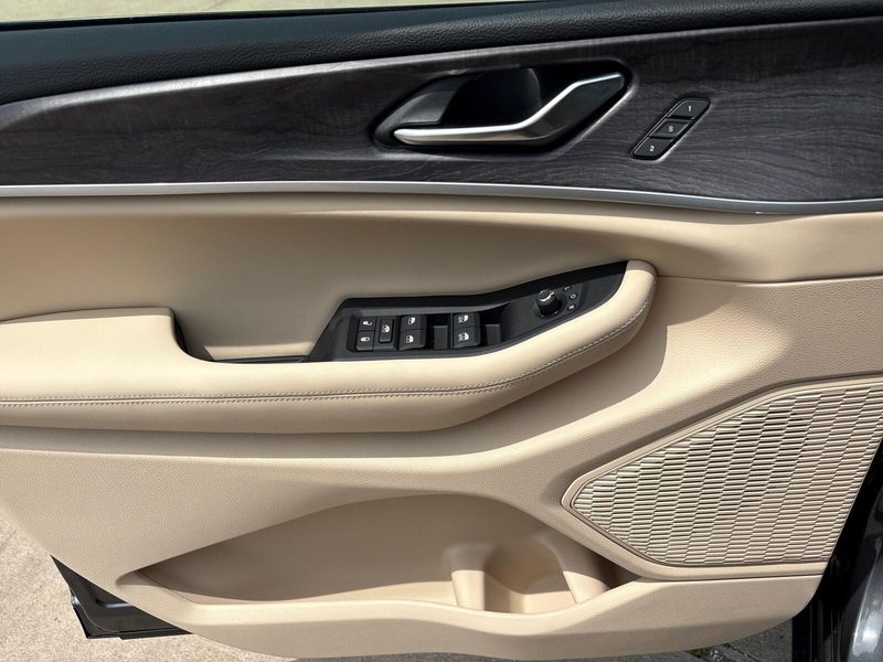 New 2025 Jeep Grand Cherokee L Limited 4x4Image 14