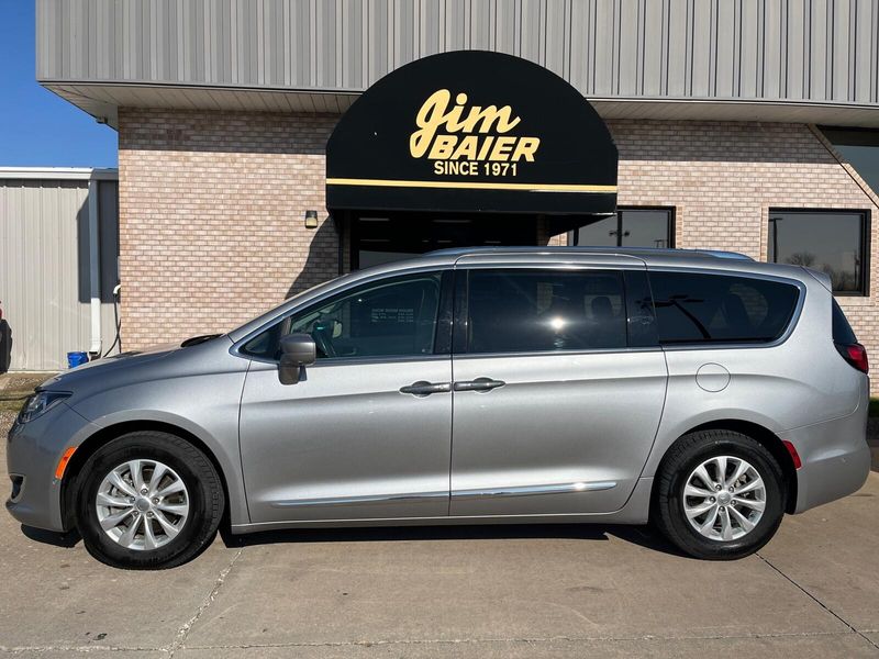 2018 Chrysler Pacifica Touring LImage 2