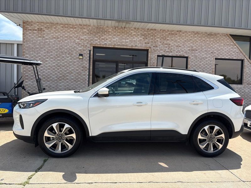 Used 2024 Ford Escape PlatinumImage 2