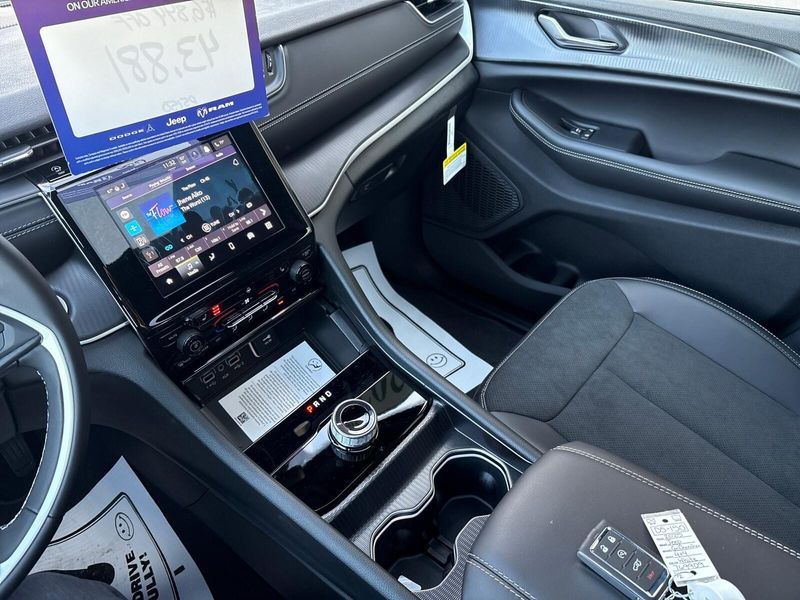 New 2025 Jeep Grand Cherokee L Altitude X 4x4Image 17