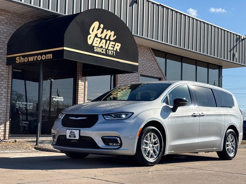 New 2026 Chrysler Pacifica SelectImage 1