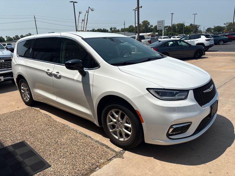 Used 2024 Chrysler Pacifica Touring LImage 8