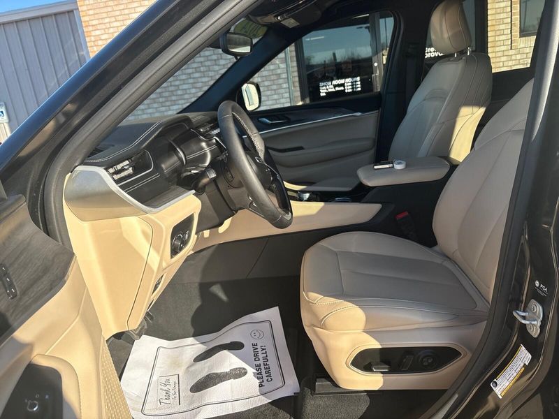 Used 2024 Jeep Grand Cherokee LimitedImage 3