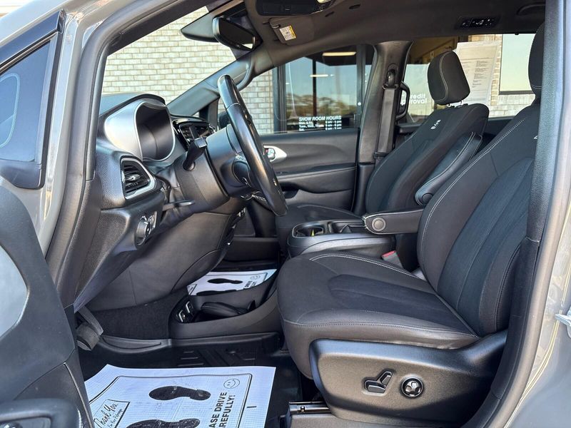 2020 Chrysler Pacifica Touring photo 3