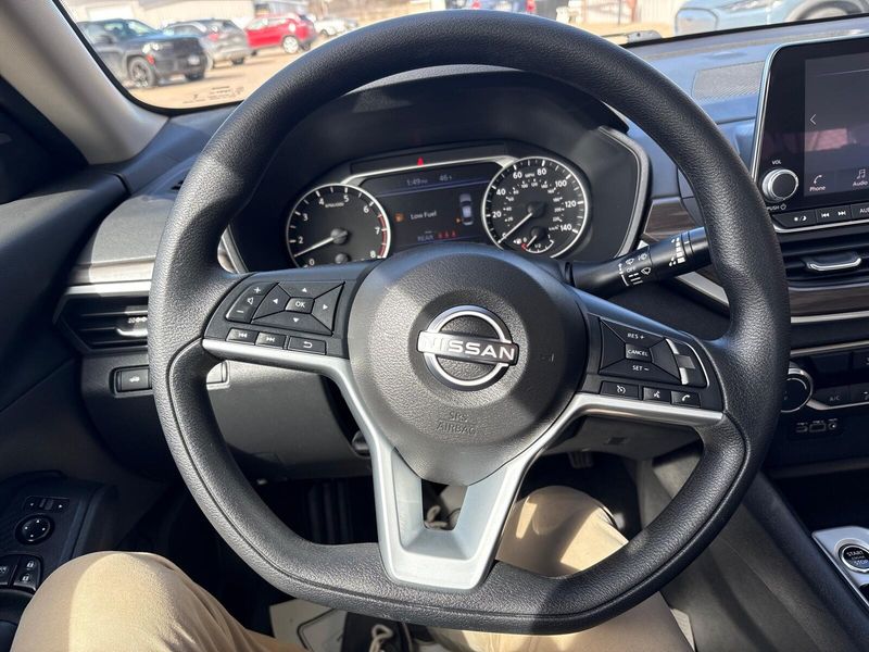 Used 2025 Nissan Altima SVImage 13
