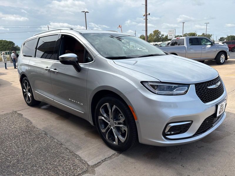 New 2026 Chrysler Pacifica PinnacleImage 9