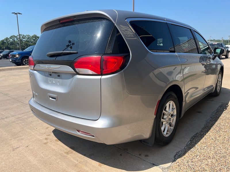 2017 Chrysler Pacifica LXImage 8