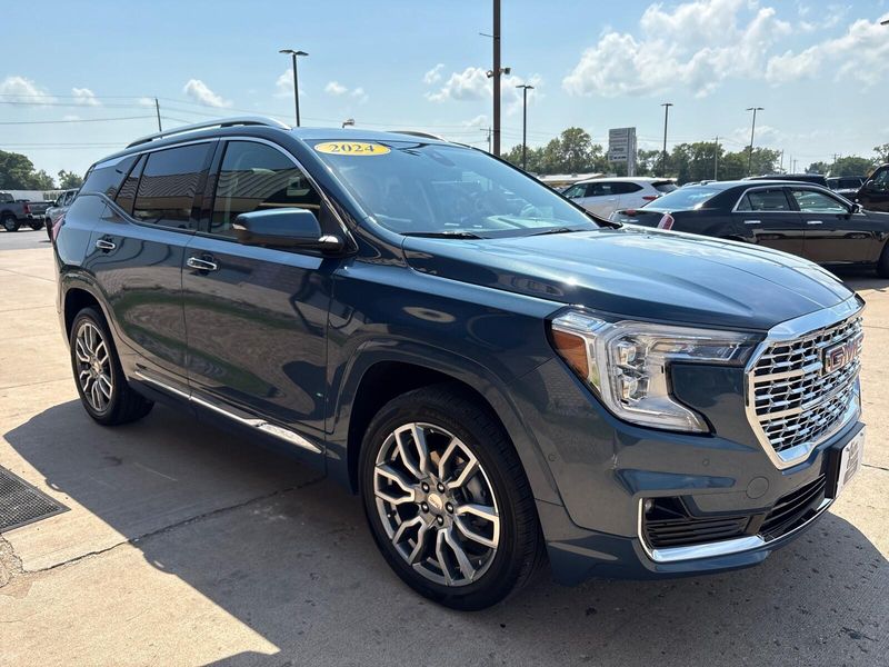 Used 2024 GMC Terrain DenaliImage 8