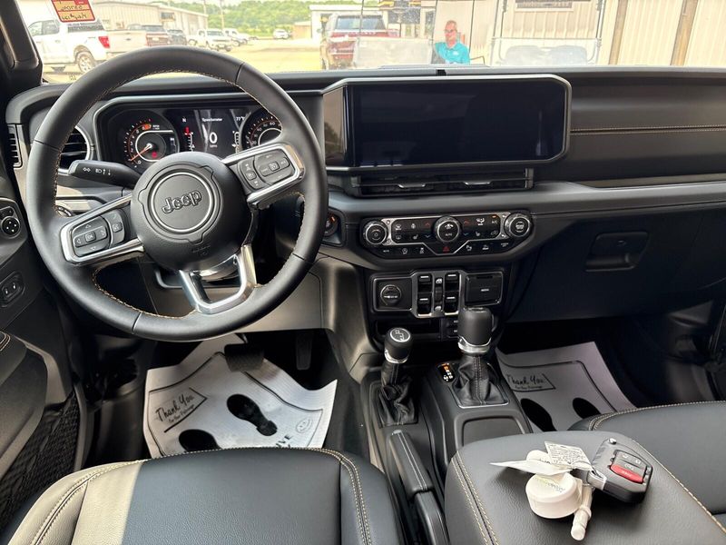 2025 Jeep Wrangler 4-door SaharaImage 5
