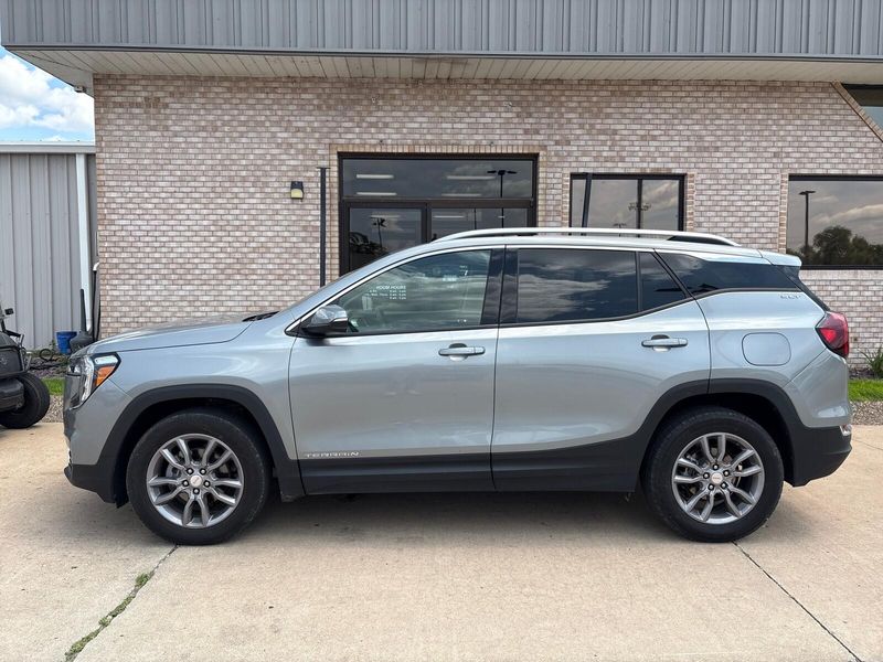 Used 2024 GMC Terrain SLTImage 2