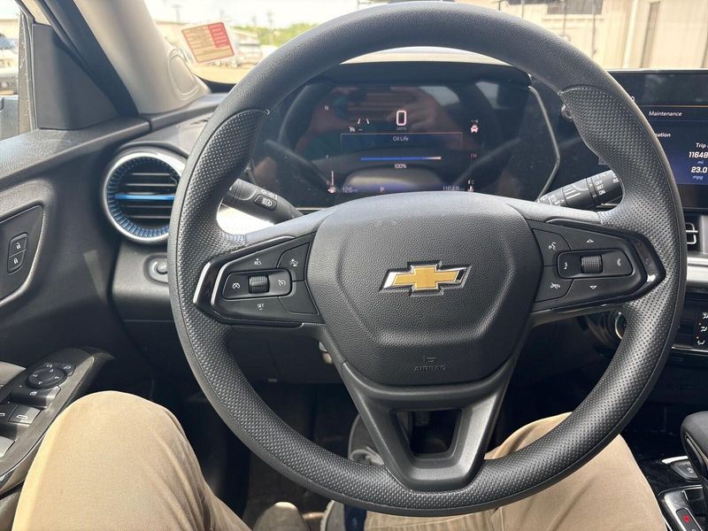 Used 2025 Chevrolet Trax LTImage 13