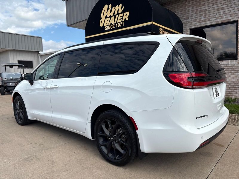 2023 Chrysler Pacifica Touring L photo 12