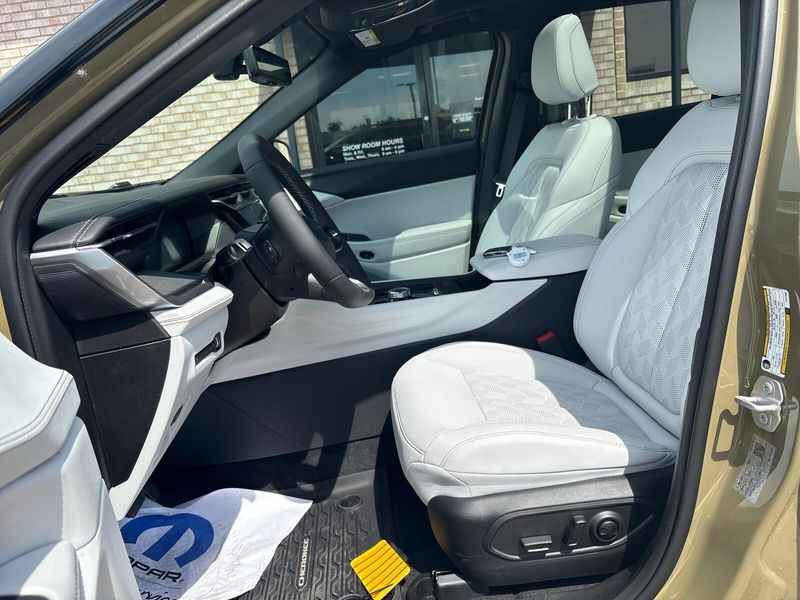 New 2026 Jeep Cherokee Overland 4x4Image 3