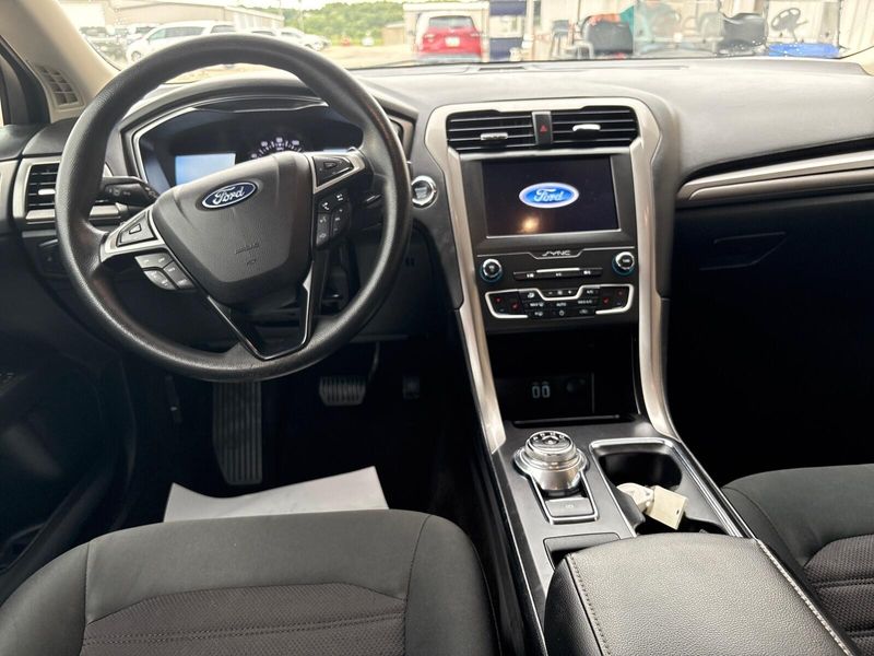 Used 2020 Ford Fusion SEImage 5