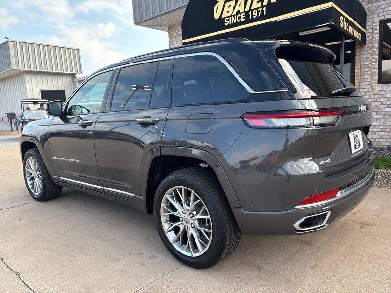 New 2025 Jeep Grand Cherokee Summit 4x4Image 12