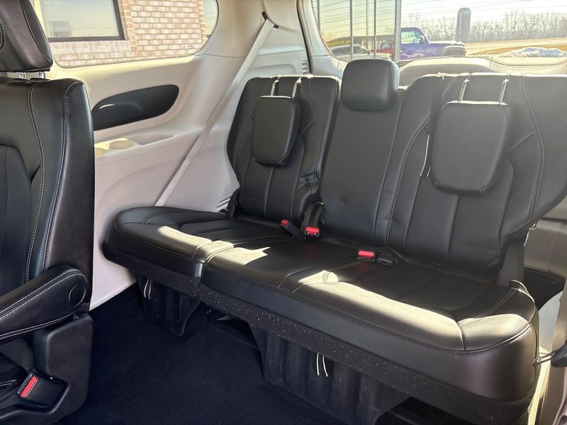 Used 2023 Chrysler Pacifica Touring LImage 5