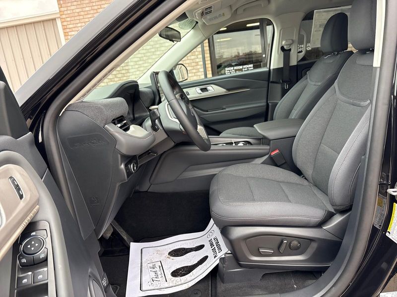 2026 Ford Explorer photo 3