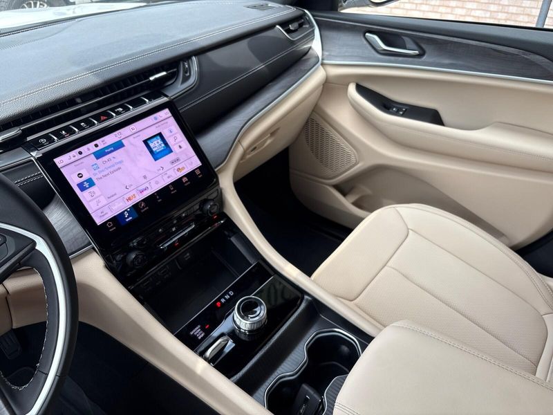New 2025 Jeep Grand Cherokee L Limited 4x4Image 19