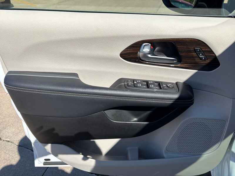 Used 2023 Chrysler Pacifica LimitedImage 14