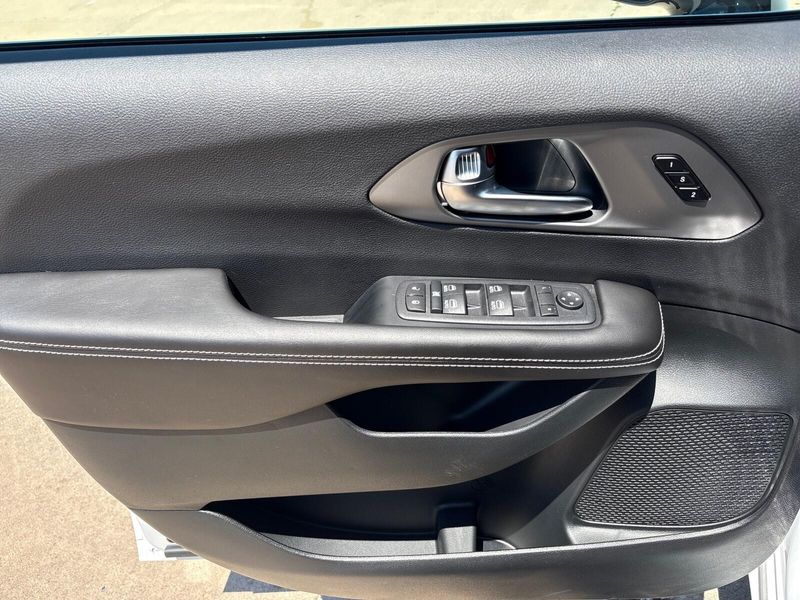 New 2027 Chrysler Pacifica SelectImage 13