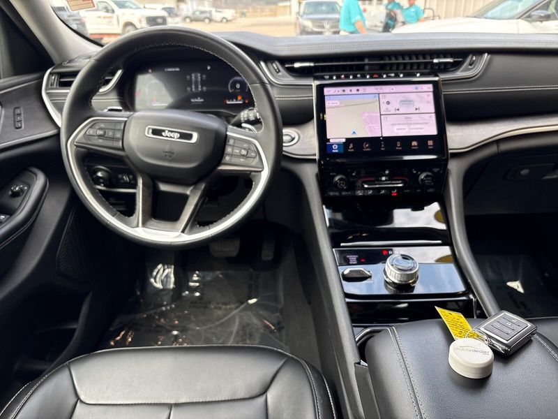 Used 2023 Jeep Grand Cherokee LimitedImage 5