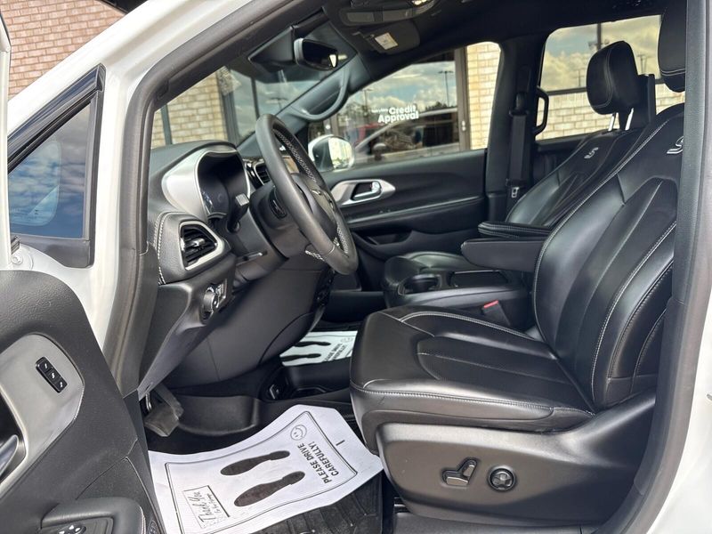 2023 Chrysler Pacifica Touring L photo 3