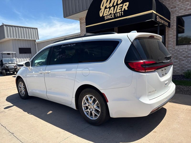 Used 2022 Chrysler Pacifica Touring LImage 11