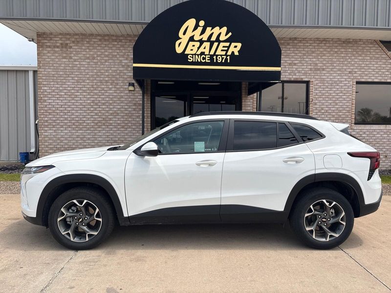 Used 2025 Chevrolet Trax LTImage 2