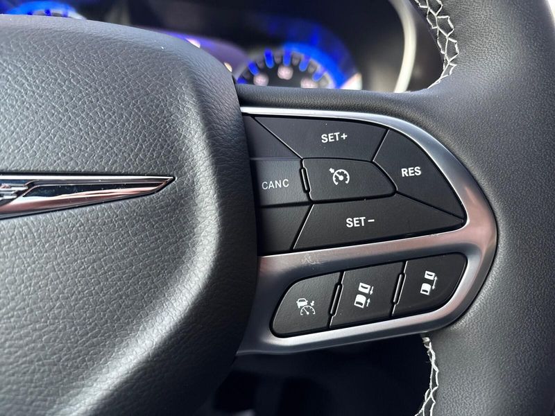 New 2026 Chrysler Pacifica Select AwdImage 15