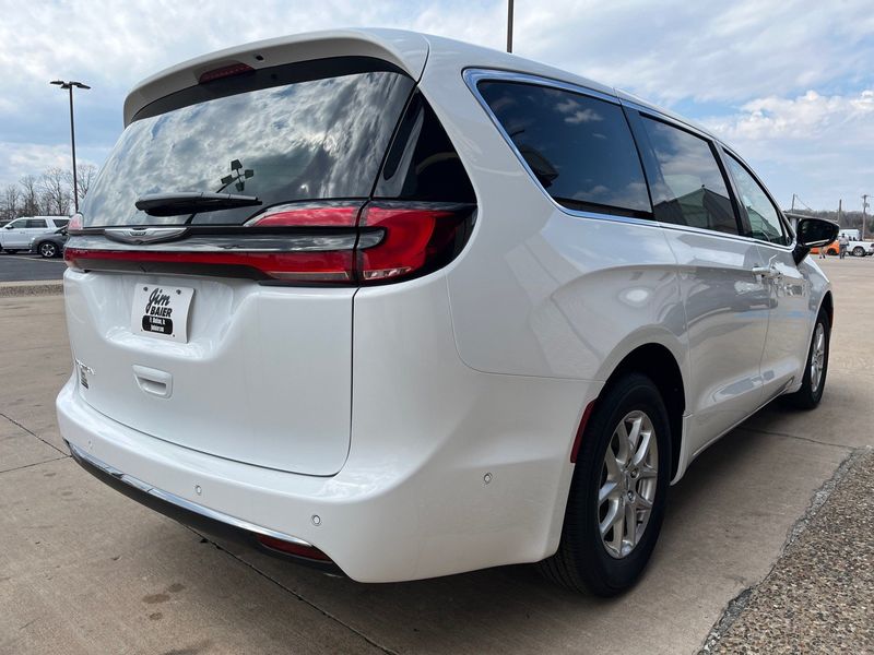 2024 Chrysler Pacifica Touring LImage 8