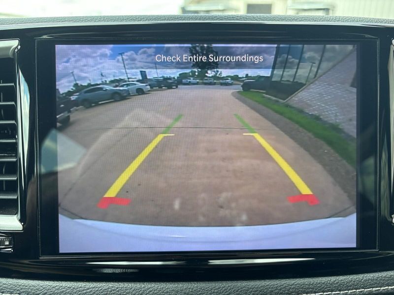 2023 Chrysler Pacifica Touring L photo 22