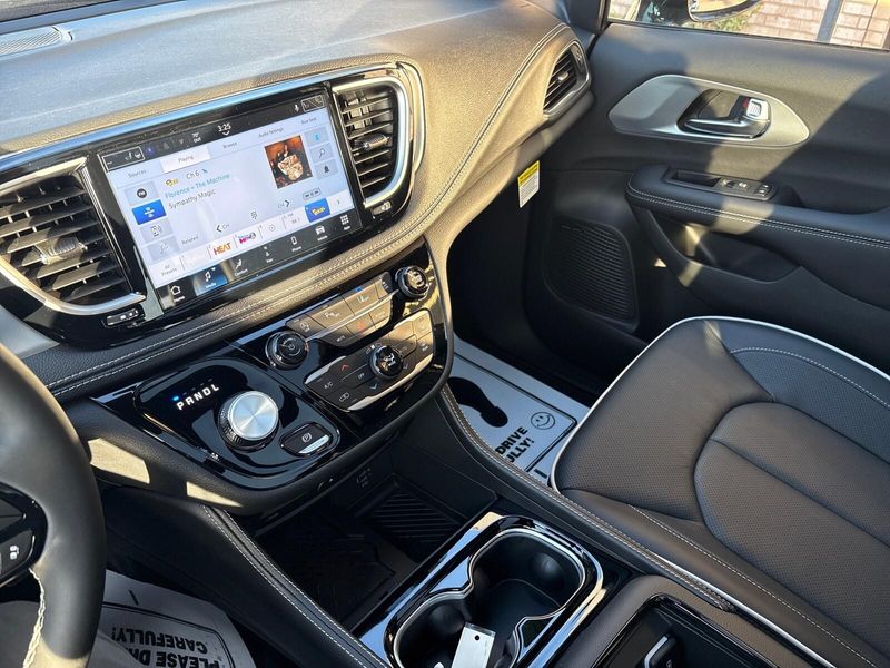 New 2026 Chrysler Pacifica LimitedImage 18