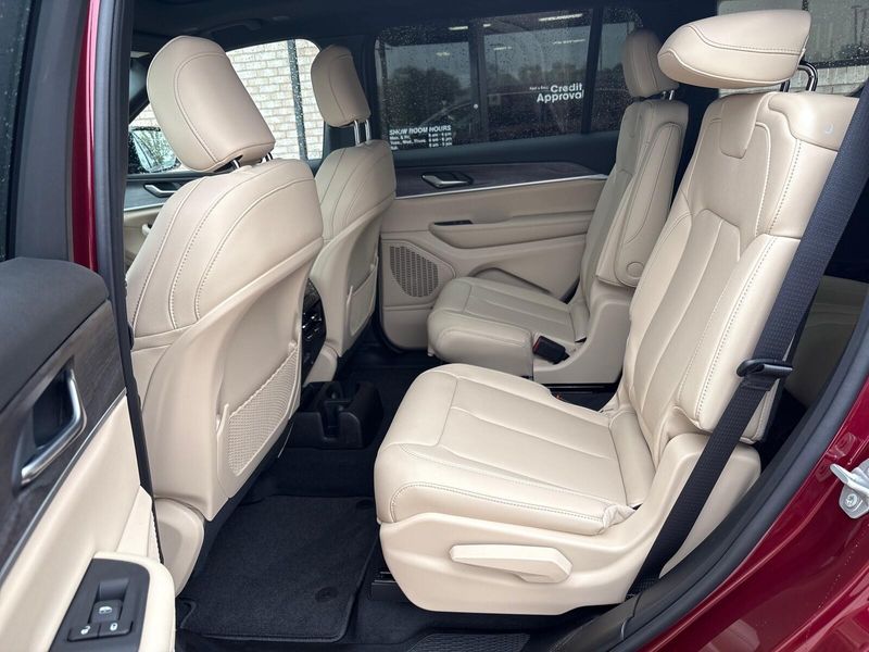 2025 Jeep Grand Cherokee L Limited 4x4Image 4