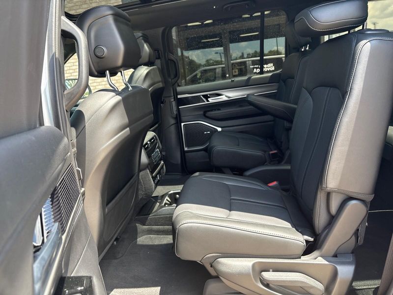 2025 Jeep Wagoneer Carbide 4x4Image 4