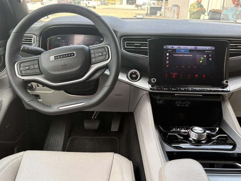 2025 Jeep Wagoneer L Series IIIImage 6