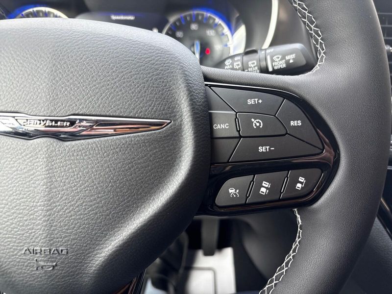 New 2026 Chrysler Pacifica SelectImage 14