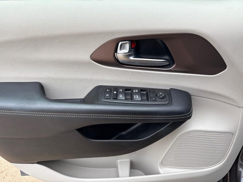 Used 2023 Chrysler Voyager LXImage 13