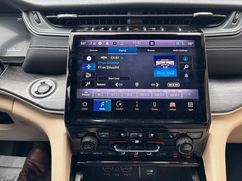 Used 2023 Jeep Grand Cherokee L LimitedImage 18