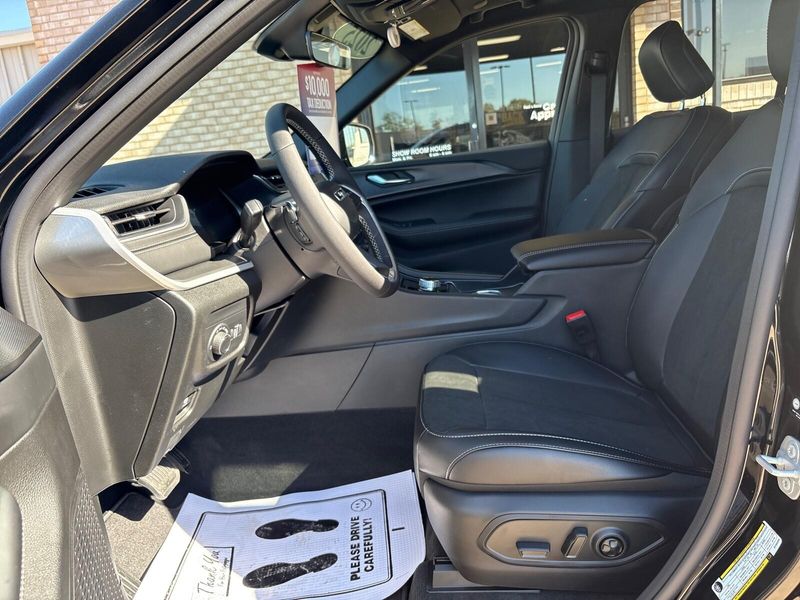 New 2025 Jeep Grand Cherokee Altitude X 4x4Image 3