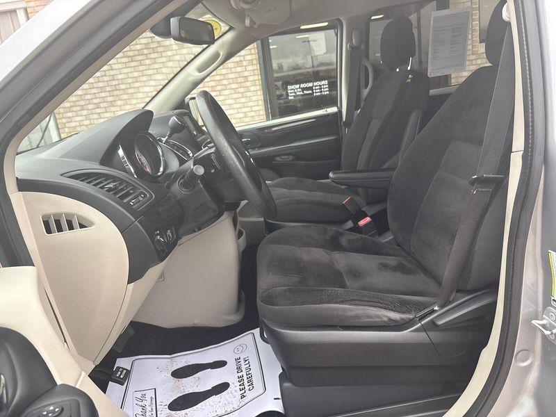 Used 2019 Dodge Grand Caravan SEImage 3